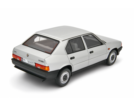 Modellino Alfa Romeo 33 1.3S Edizione 1985 Grigio 1/18 Limited Laudoracing