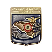 Spilla in metallo smaltato Comando Aeroporto di Sigonella Aeronautica Militare