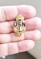 Spilla in metallo smaltato Secondo Capo Scelto U.S. Navy Marina Militare
