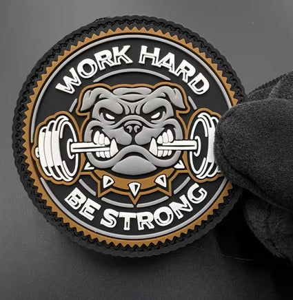 Patch Gommata Bulldog Palestra "Work Hard Be Strong" Effetto Glow-in-the-Dark