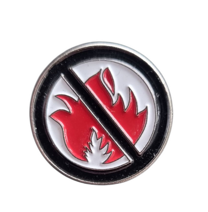 Spilla in metallo smaltato No Fiamme Libere No Fuoco