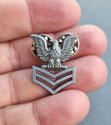 Spilla in metallo smaltato Sottufficiale Prima Classe U.S. Navy Marina Militare